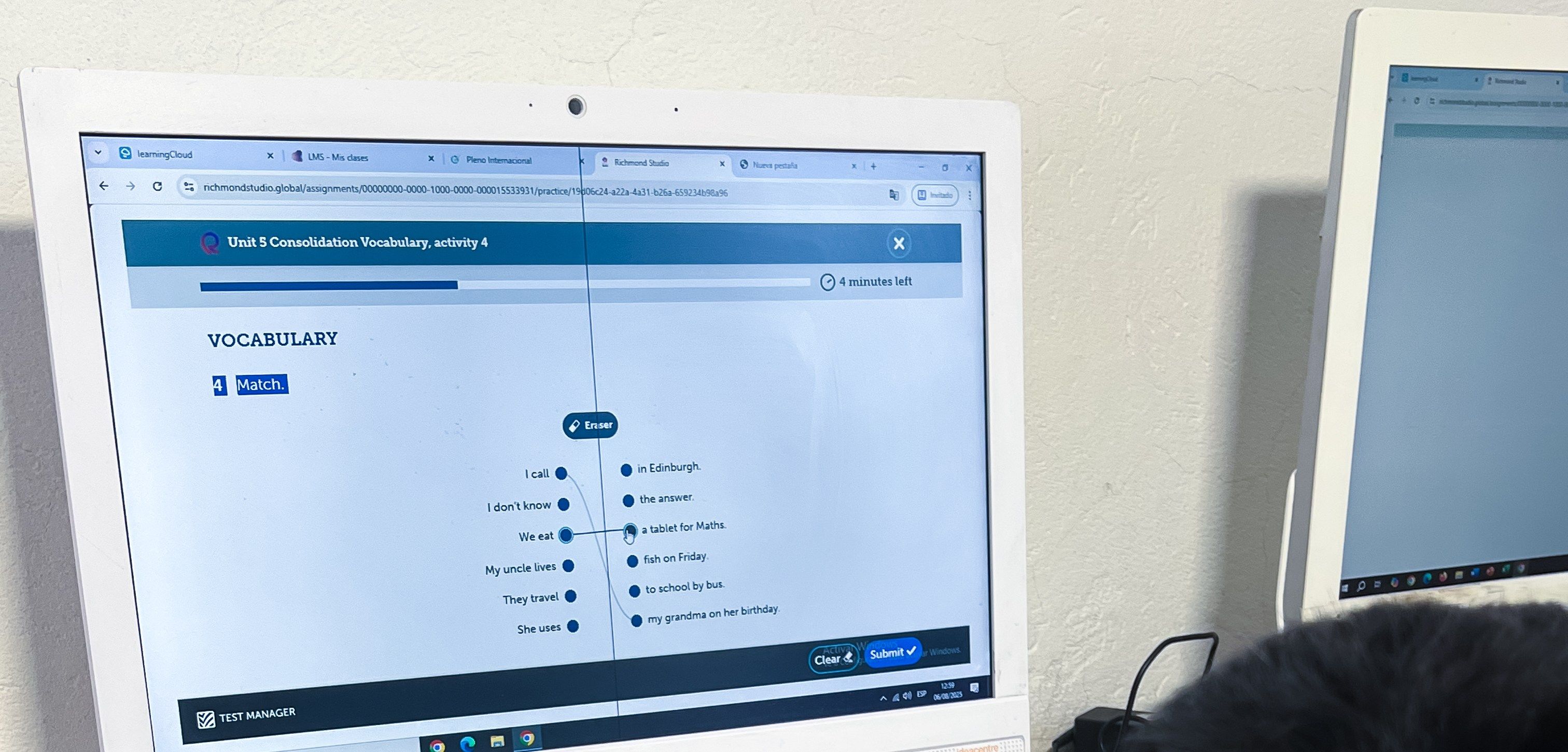 Estudiante resolviendo una actividad de vocabulario en inglés en la plataforma digital